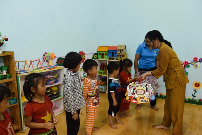 Ban Từ thiện: Tặng quà Trung Thu cho các em học sinh ở Đắk Som, Đăk Nông